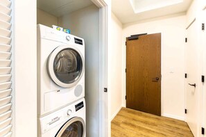 Interior - Modern Apt with City Views and Gym (Boston)