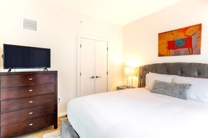 1 slaapkamer, een bureau, een strijkplank/strijkijzer, wifi