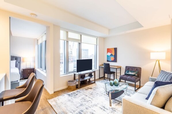 TV, offices - Modern Apt with City Views and Gym (Boston)