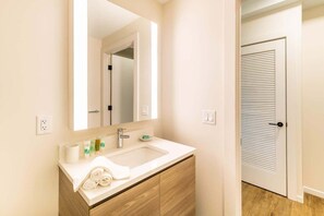 Dusj, hårføner og håndklær