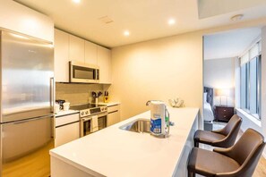 Kjøleskap, mikrobølgeovn, ovn og kokeplater