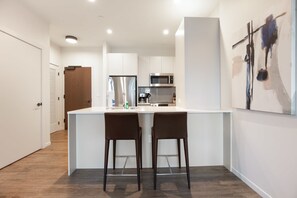 Een koelkast, een microgolfoven, een oven, een kookplaat