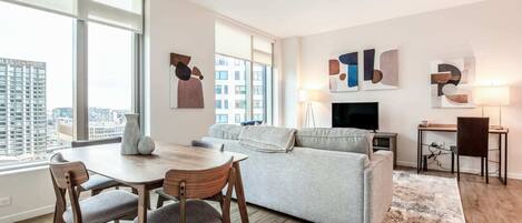 Una televisión, libros, una oficina