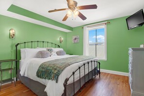 2 bedrooms, iron/ironing board, free WiFi, bed sheets - Steps to Beach, Heated Pool Access (Tybee Island)