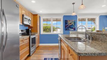 Een koelkast, een magnetron, een oven, een kookplaat