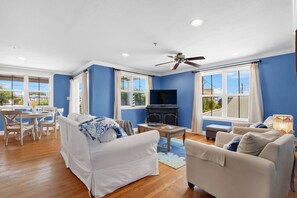 Smart TV - Steps to Beach, Heated Pool Access (Tybee Island)