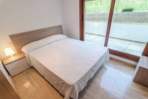 5 bedrooms, iron/ironing board, bed sheets