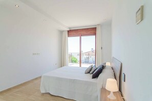 5 室のベッドルーム、アイロン / アイロン台、ベッドシーツ