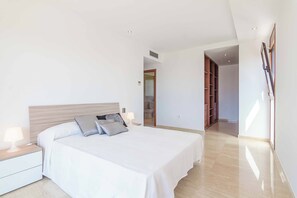 5 sovrum, strykjärn/strykbräda och sängkläder