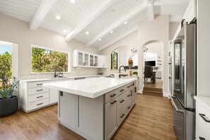 Een koelkast, een magnetron, een oven, een kookplaat