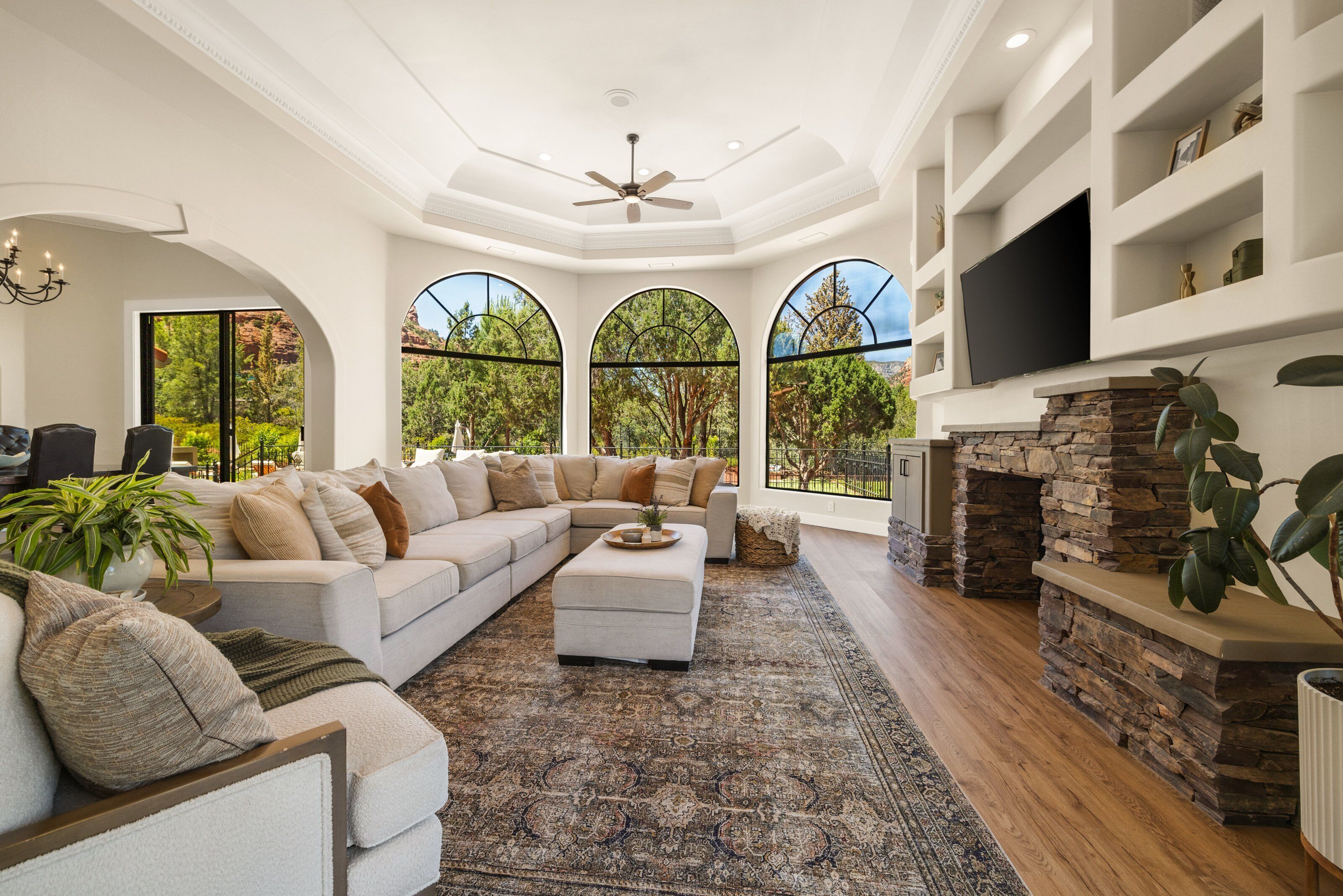 Smart TV, chimenea y oficina 