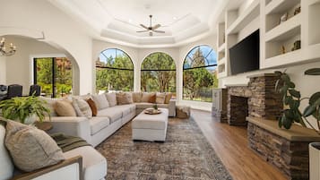 Smart TV, chimenea y oficina