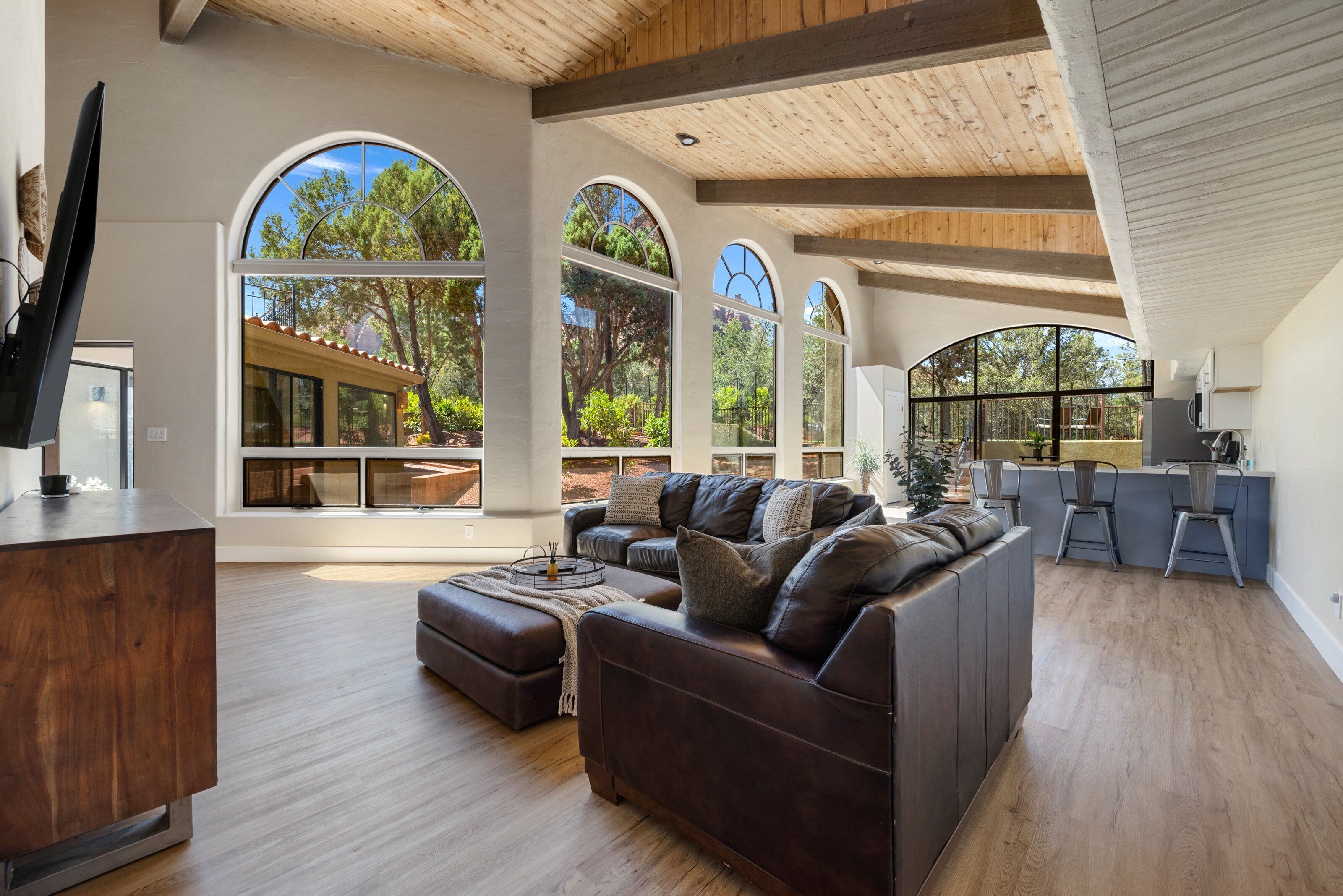 Smart TV, chimenea y oficina 