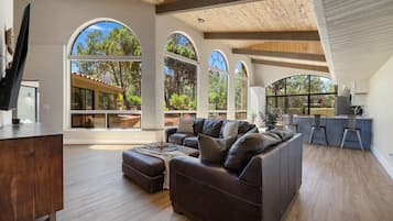 Smart TV, chimenea y oficina