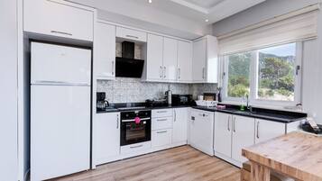 Een koelkast, een magnetron, een oven, een kookplaat