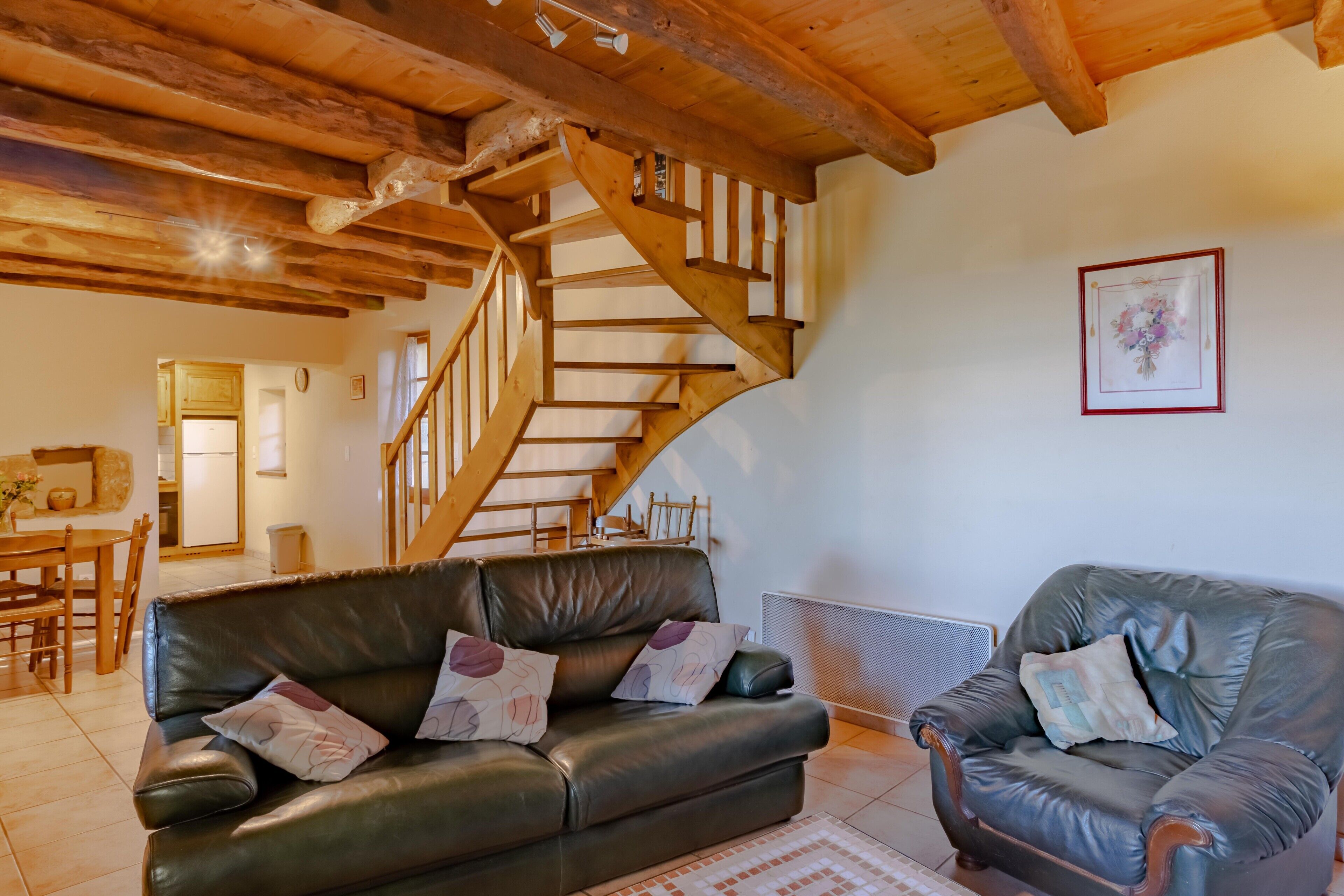 Een televisie en een open haard