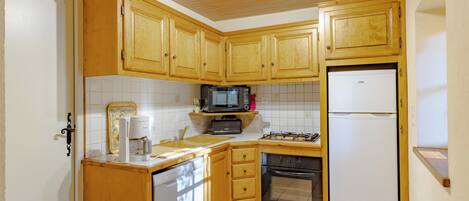 Kühlschrank, Mikrowelle, Ofen, Herdplatte