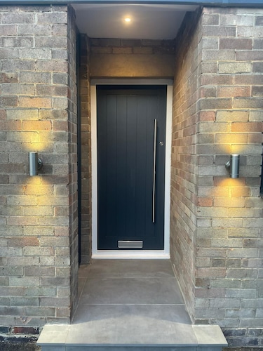 Brand New 4 Bedroom Deluxe Modern Villa - Sleeps 9 - Private Parking & Garden