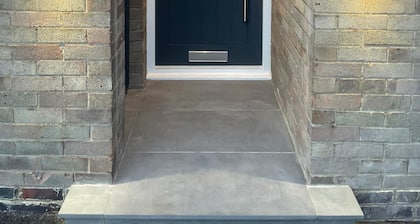 Brand New 4 Bedroom Deluxe Modern Villa - Sleeps 9 - Private Parking & Garden