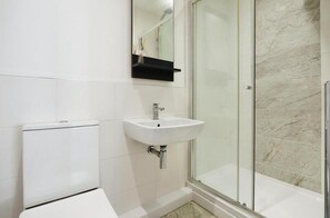Douche, sèche-cheveux, serviettes fournies, savon