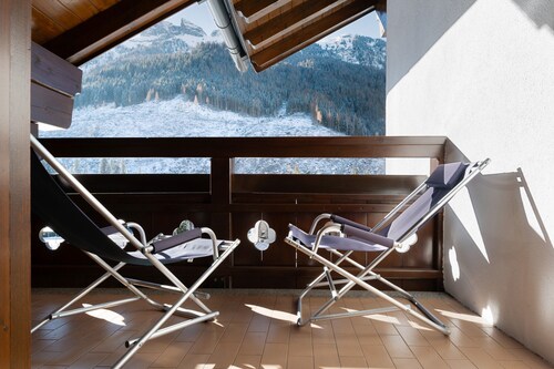 Apartment 'Appartamento 4 Persone' with Mountain View, Balcony and Wi-Fi
