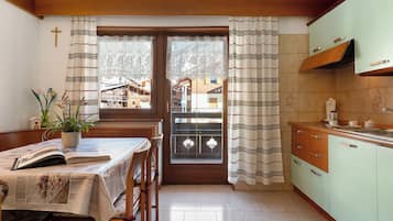 Fridge, stovetop, coffee/tea maker, electric kettle