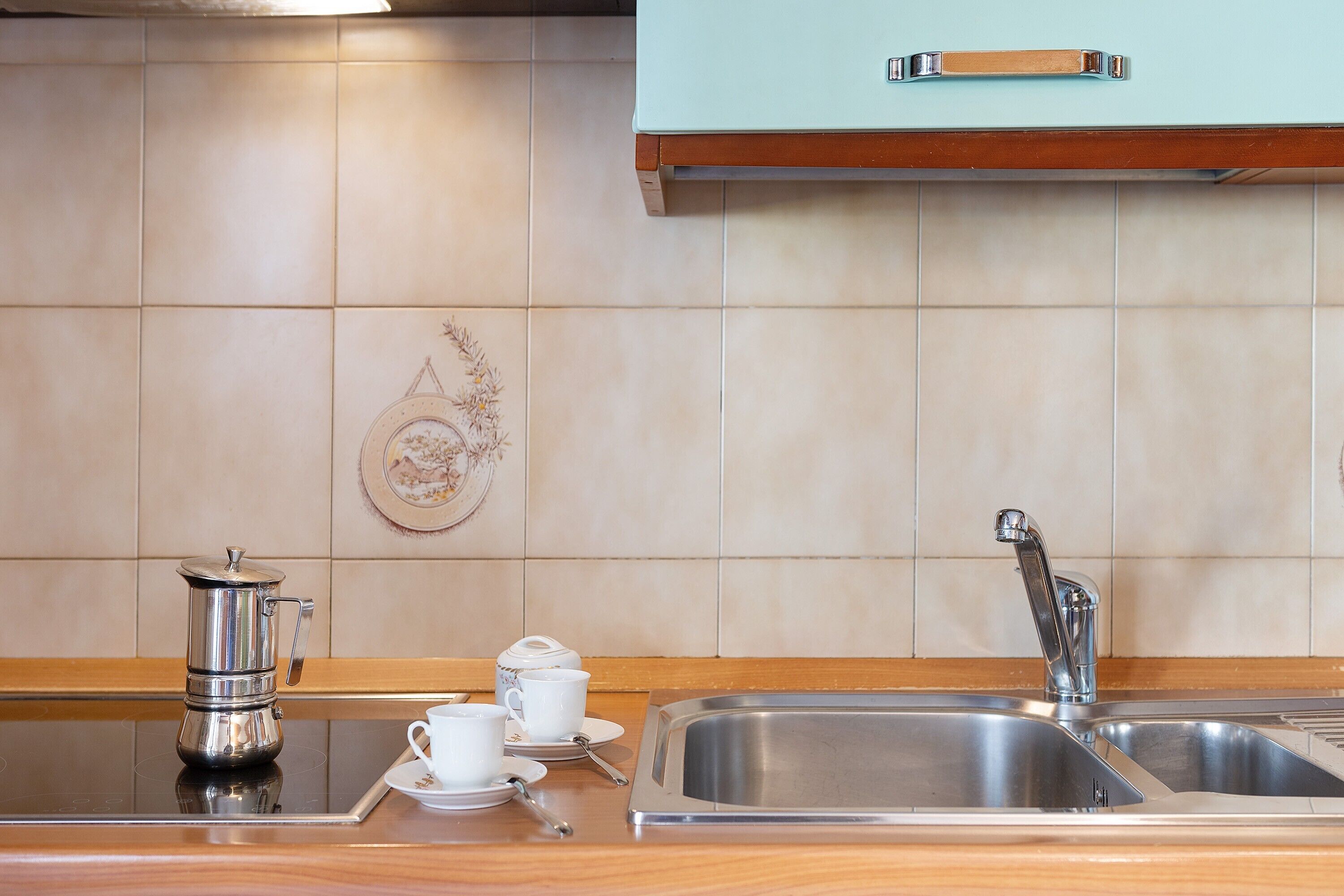 Kühlschrank, Herdplatte, Wasserkocher mit Kaffee-/Teezubehör