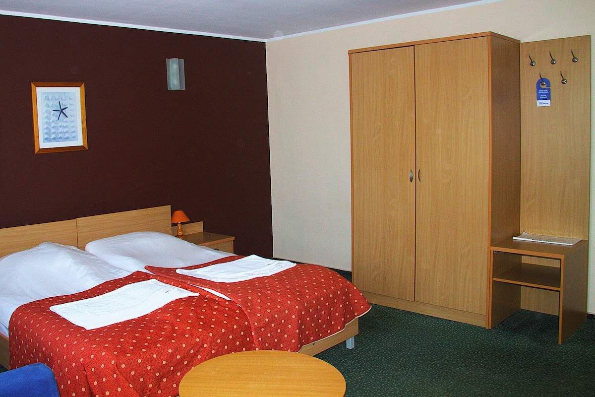Free WiFi, bed sheets