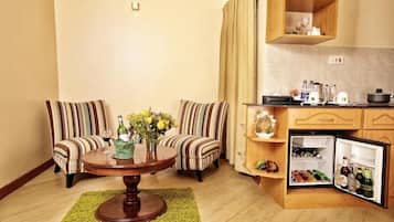 Executive Double Room, Garden View | Living area