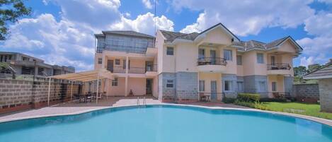 Kolam renang outdoor