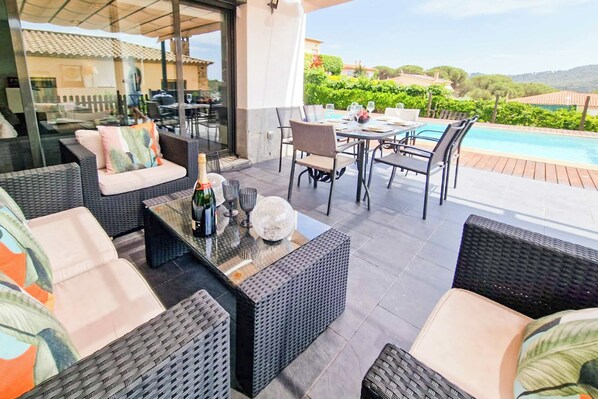 Outdoor dining - Villa Vuitton (Blanes)