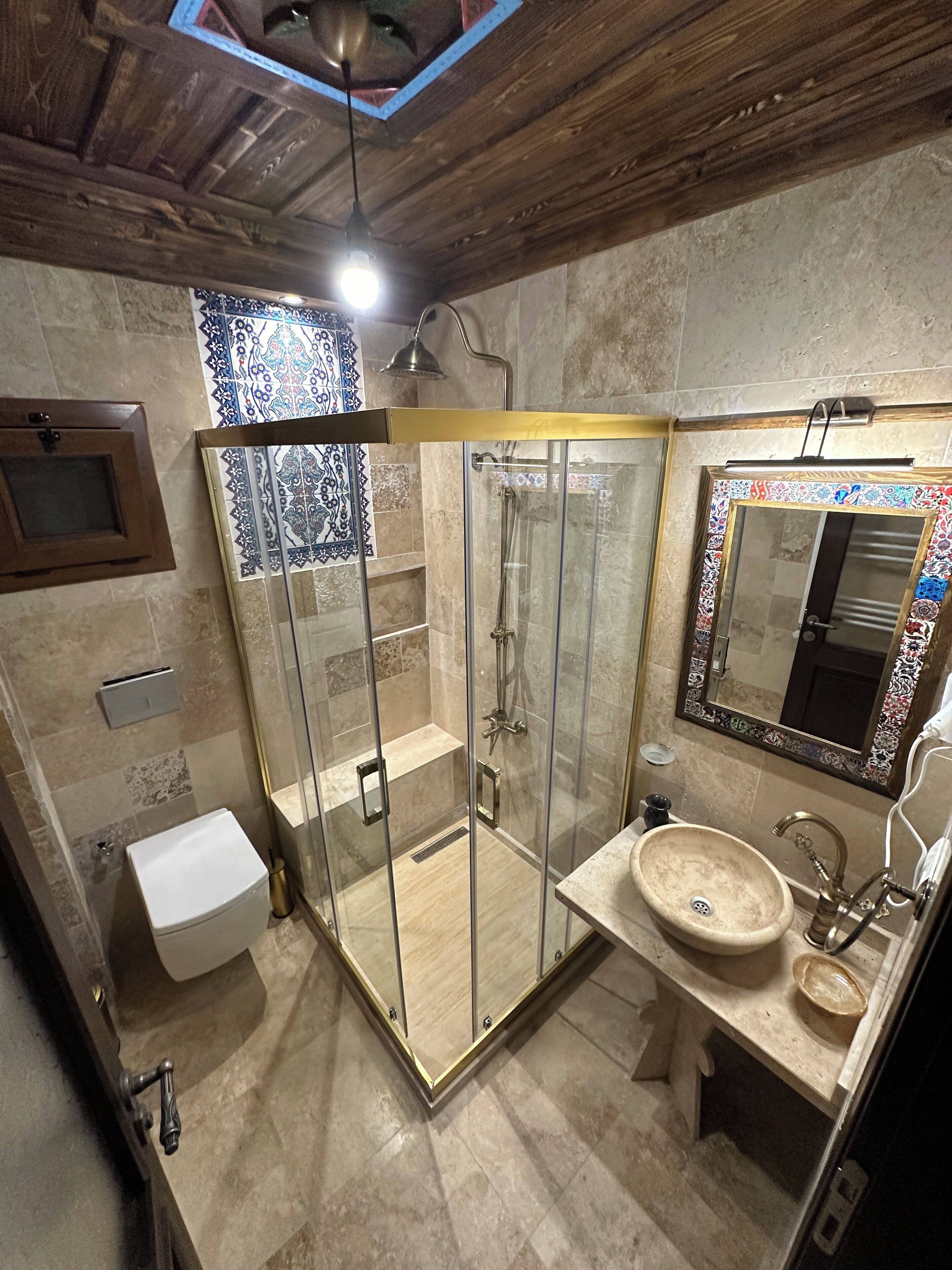 Familien-Suite, Stadtblick | Badezimmer | Dusche, kostenlose Toilettenartikel, Haartrockner, Hausschuhe