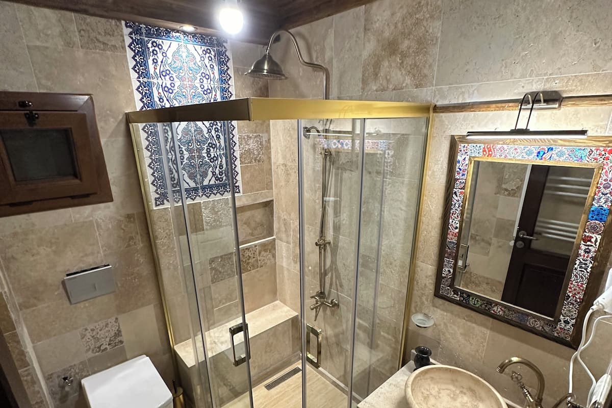 Shower, free toiletries, hair dryer, slippers