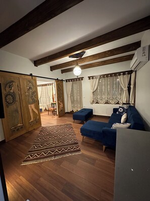 Familie suite, 1 slaapkamer, uitzicht op de stad | Woonruimte | Een 70-cm lcd-televisie met satellietzenders en vloerwarming