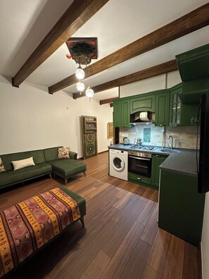 Family Suite, City View | Dapur peribadi | Peti sejuk, ketuhar gelombang mikro, ketuhar, dapur 