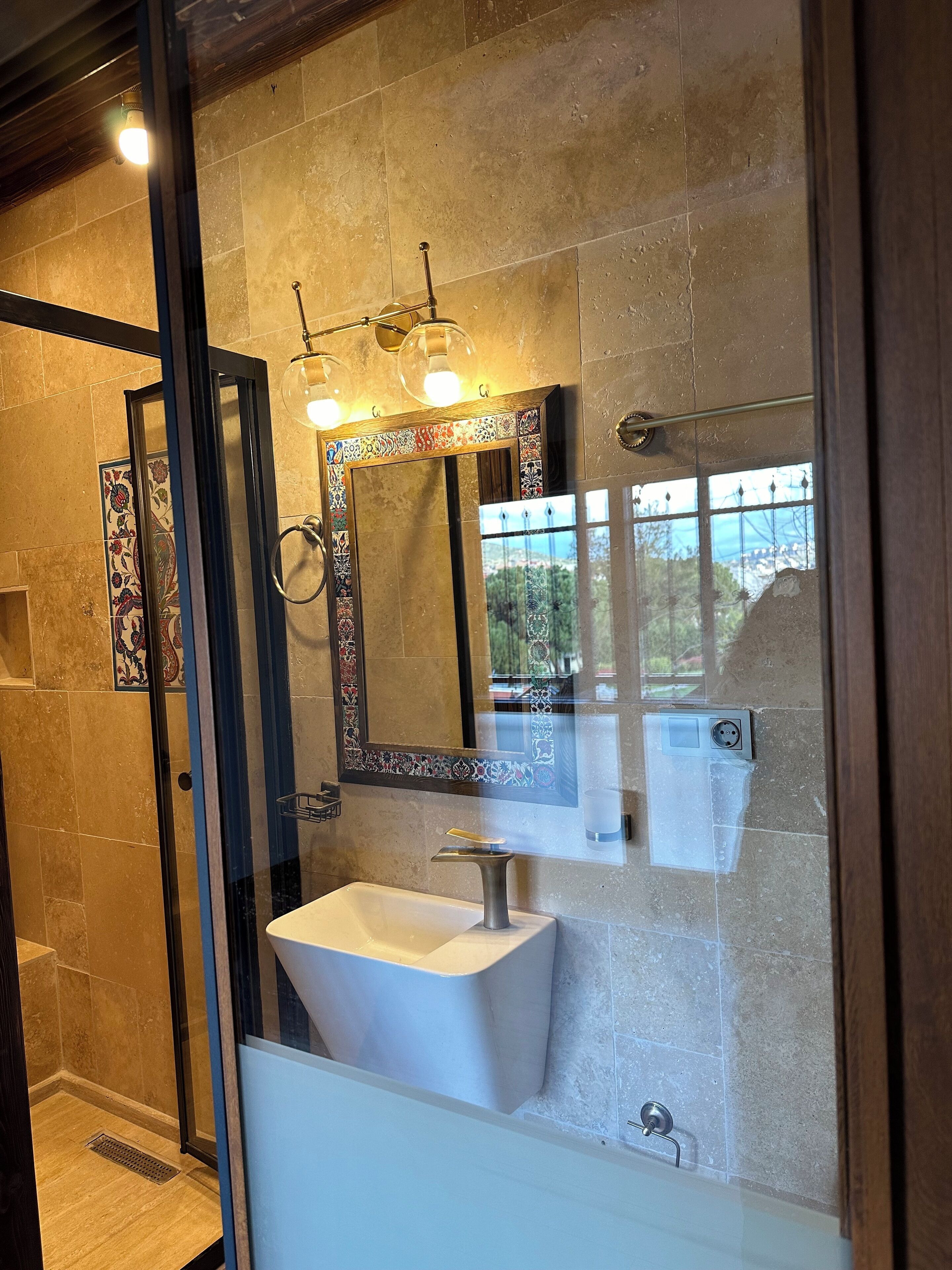 Familien-Suite, 1 Schlafzimmer, Stadtblick | Badezimmer | Dusche, kostenlose Toilettenartikel, Haartrockner, Hausschuhe