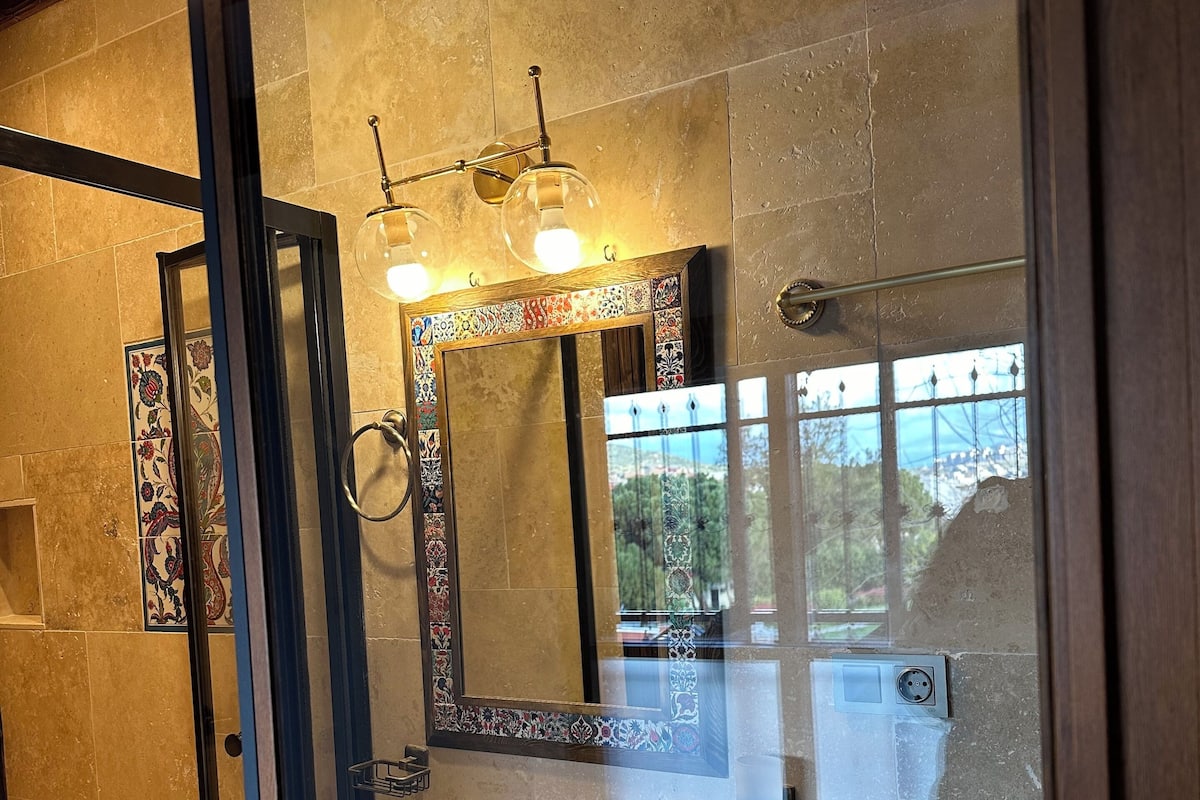 Shower, free toiletries, hair dryer, slippers