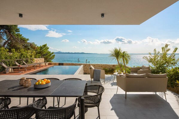 屋外ダイニングエリア