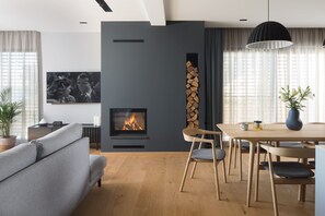 Una televisión, una chimenea
