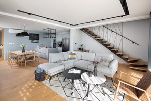 Televisión y chimenea 