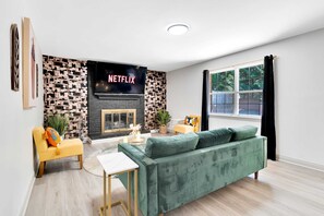 テレビ、書斎 / ワークスペース