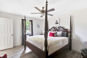 5 bedrooms, desk, WiFi, bed sheets