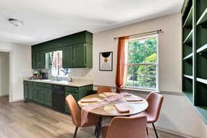 冷蔵庫、電子レンジ、オーブン、コンロ