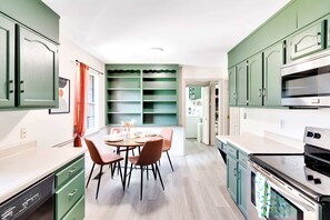 冷蔵庫、電子レンジ、オーブン、コンロ