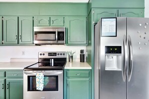 冷蔵庫、電子レンジ、オーブン、コンロ