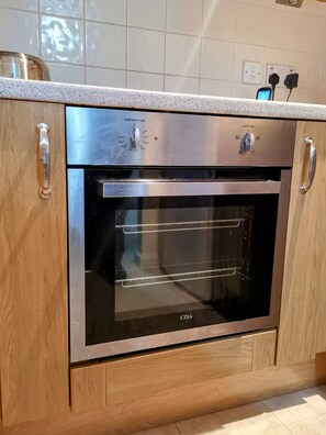 Frigorífico, horno, placa de cocina y hervidor eléctrico