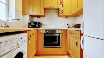 Fridge, oven, stovetop, electric kettle