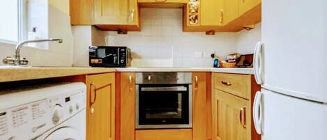 Réfrigérateur, four, plaque de cuisson, bouilloire électrique