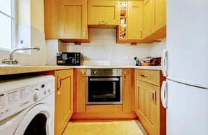 Refrigerador, horno, parrilla de estufa y tetera eléctrica 