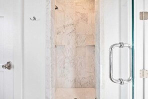 Douche, séchoir à cheveux, serviettes fournies